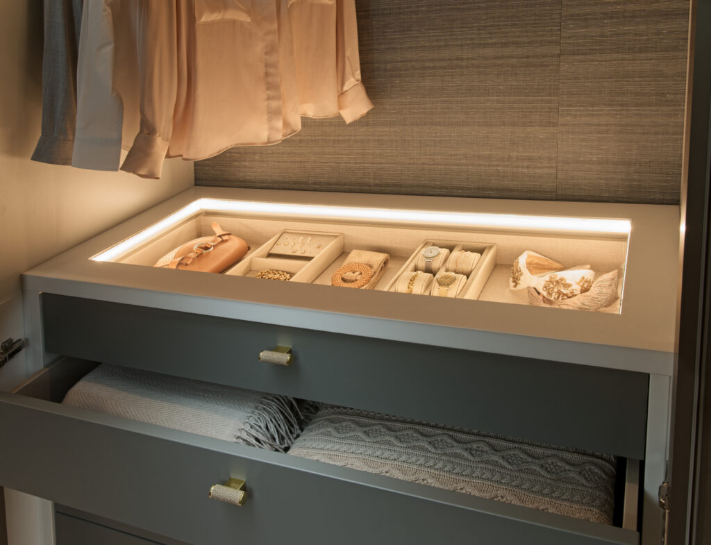 Reflex wardrobe close up